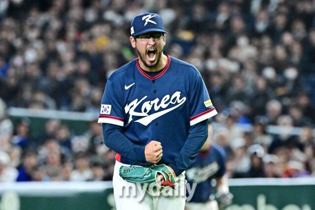 9일 일본 도쿄돔에서 열린 2026 월드 베이스볼 클래식(WBC) 조별리그 한국-호주 경기. 더닝이 7회말 2사 3루 호주 윙그로브를 삼진으로 잡고 포효하고 있다./마이데일리