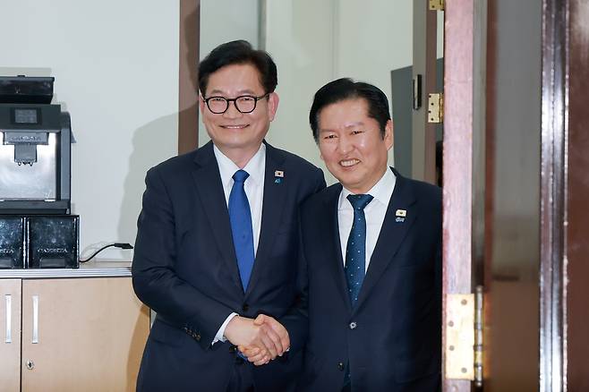 더불어민주당 송영길 전 대표가 5일 국회에서 민주당 정청래 대표와 면담한 뒤 함께 당대표실에서 나오고 있다. <연합뉴스>