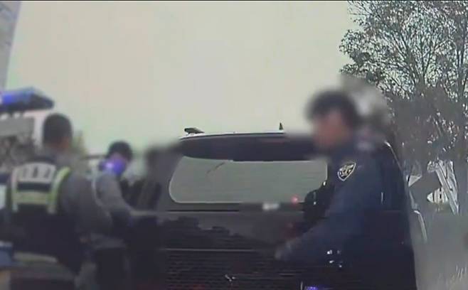 9일 오전 10시 10분쯤 부산 사하구 도로에서 음주측정을 거부한 40대 남성이 경찰에 붙잡혔다. 부산경찰청 제공