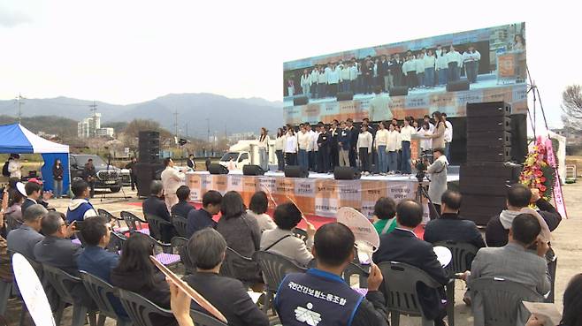 지난 6일, 원주교 밑 원주천 둔치에서 진행된 밥상공동체복지재단 창립 28주년 기념 나눔행사, '모이자, 우리도 주인 되는 세상을 향하여!'. CBS크리스천노컷뉴스 유튜브 캡처