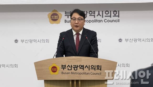 ▲윤종서 전 부산 중구청장이 지난 9일 부산시의회 브리핑룸에서 조 의원과 최 구청장을 공직선거법상 후보자 매수, 기부행위 금지 위반 혐의로 고소했다고 설명하고 있다ⓒ프레시안(정대영)