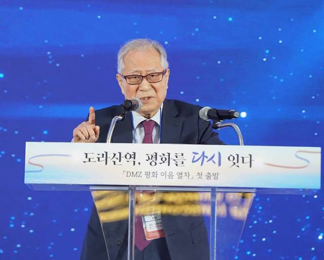 ▲10일 통일부와 경기도, 파주시, 코레일이 주관한 서울역-도라산역 정기 관광열차인 'DMZ 평화이음 열차' 기념식에 참석한 정세현 전 통일부 장관이 축사를 하고 있다. ⓒ통일부