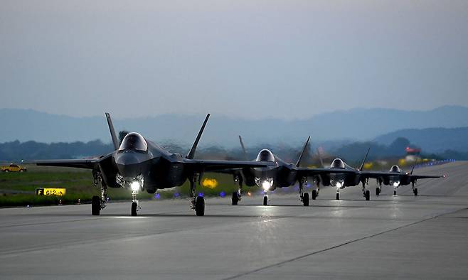 한국 공군 F-35A 스텔스기들이 활주로를 이동하고 있다. 세계일보 자료사진