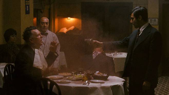 솔로초 일행을 저녁하는 마이클. SHOT·CAFE