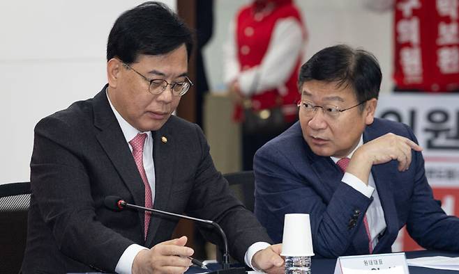 송언석 국민의힘 원내대표와 정점식 정책위의장이 6일 인천 남동구 인천시당에서 열린 인천 현장최고위원회의에서 대화하고 있다. 뉴스1