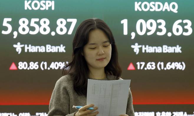 미국과 이란의 대면 휴전 협상에 대한 기대감에 코스피와 코스닥이 동반 상승세를 보인 10일 오후 서울 중구 하나은행 딜링룸 전광판에 코스피 등 종가가 표시되고 있다. 뉴스1
