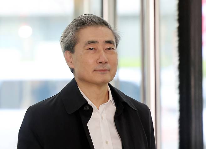 신현송 한국은행 총재 후보자가 8일 서울 중구 한화금융플라자에 마련된 인사청문회 준비사무실로 출근하고 있다. 연합뉴스