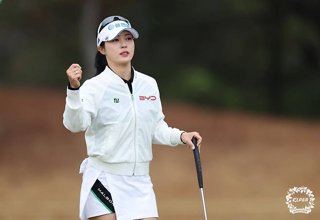 퍼팅을 성공하고 기뻐하고 있는 전예성. 사진 제공=KLPGA