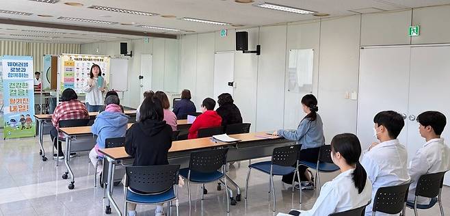 서북구보건소가 웨어러블 로봇 활용 신체활동 프로그램을 운영하고 있다. ⓒ천안시 제공