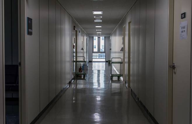 청사 안 검사실 복도의 모습. 부부장검사를 포함한 천안지청의 정원은 35명이지만, 현재 실제 근무 인원은 17명에 불과하다. ⓒ시사저널 최준필