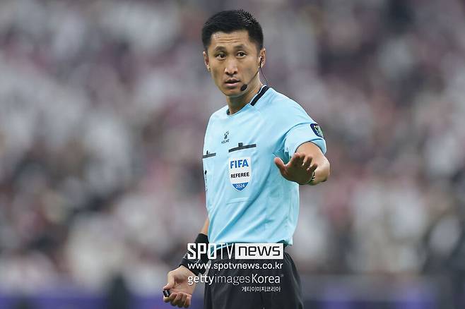 ▲ 중국 축구계는 자국 대표팀이 월드컵 본선에 나서지 못함에도 마닝(사진) 심판이 북중미 대회 주심으로 이름을 올렸다. 여기에 부심과 VAR 심판까지 각각 한 명씩 포함돼 총 3명의 심판을 배출했다. 국제대회 참가 여부와 별개로 심판 경쟁력에선 적지 않은 존재감을 드러냈다.