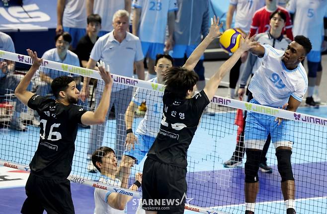 10일 인천 계양체육관에서 열린 진에어 2025-2026 V리그 챔피언결정전 대한항공과 현대캐피탈 5차전 경기 모습. /사진=강영조 선임기자