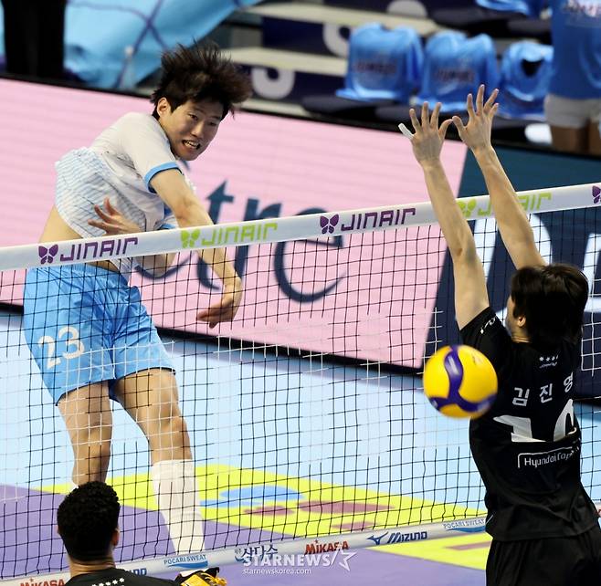 10일 인천 계양체육관에서 열린 진에어 2025-2026 V리그 챔피언결정전 대한항공과 현대캐피탈 5차전 경기 모습. /사진=강영조 선임기자