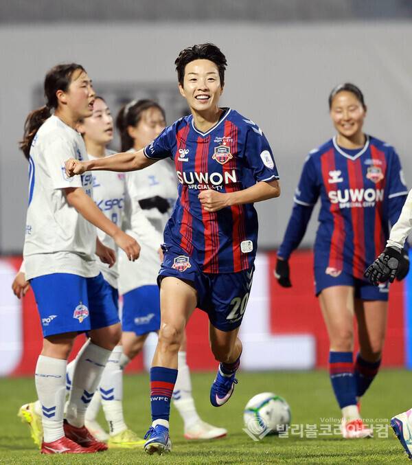 수원FC위민 김혜리, 첫 골 환호.2026.04.10.