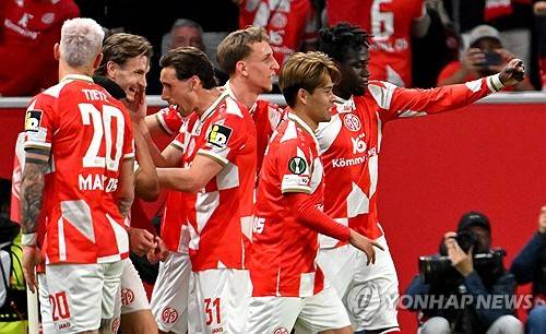 마인츠가 10일(한국시간) 독일 마인츠에 있는 메바 아레나에서 열린 스트라스부르(프랑스)와의 2025-2026시즌 유럽축구연맹(UEFA) 콘퍼런스리그 8강 1차전에서 2-0으로 승리했다. 이재성이 빠진 가운데 마인츠는 일본 국가대표 미드필더 사노 가이슈의 맹활약 속에 승리하며 4강 진출에 유리한 고지를 점했다. 이재성은 2월 독일 매체 '빌트'와 인터뷰에서 팀의 목표는 (콘퍼런스리그) 우승이다라며 우승에 대한 열망을 드러낸 바 있는데 동료들이 자신이 없는 가운데 더 높은 곳을 향하기 위한 발판을 마련해줬다. 연합뉴스