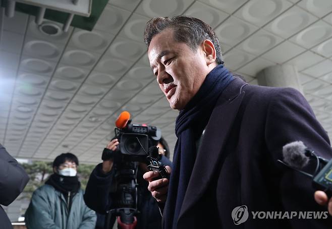 정교유착 합수본 출석하는 임종성 전 의원 (서울=연합뉴스) 윤동진 기자 = 더불어민주당 임종성 전 의원이 피의자 신분으로 조사를 받기 위해 24일 정교유착 의혹을 수사하는 검경 합동수사본부가 위치한 서울고검으로 출석하고 있다. 2026.2.24 mon@yna.co.kr