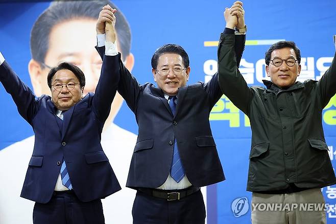 신정훈(사진 오른쪽)·강기정(사진 왼쪽), 김영록 지지선언 (광주=연합뉴스) 김혜인 기자 = 9일 더불어민주당 신정훈(맨 오른쪽) 전남광주특별시장 후보가 김영록(가운데) 후보를 지지하겠다고 선언한 가운데 강기정 전 후보와 함께 퍼포먼스를 보이고 있다. 2026.4.9 in@yna.co.kr