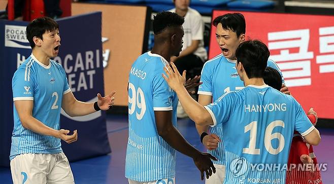 환호하는 대한항공 (천안=연합뉴스) 양영석 기자 = 6일 천안 유관순체육관에서 열린 프로배구 챔피언결정전 3차전 현대캐피탈과 대한항공 경기. 득점에 성공한 대한항공 선수들이 환호하고 있다.2026.4.6 youngs@yna.co.kr