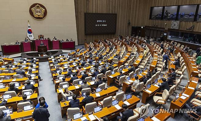 '전쟁 추경' 국회 본회의 통과, 정부 대표해 인사말 하는 김민석 총리 (서울=연합뉴스) 황광모 기자 = 김민석 국무총리가 10일 국회에서 열린 본회의에서 정부가 제출한 '26.2조' 규모의 추가경정예산 통과된 뒤 정부를 대표해 인사말을 하고 있다. 2026.4.10 hkmpooh@yna.co.kr