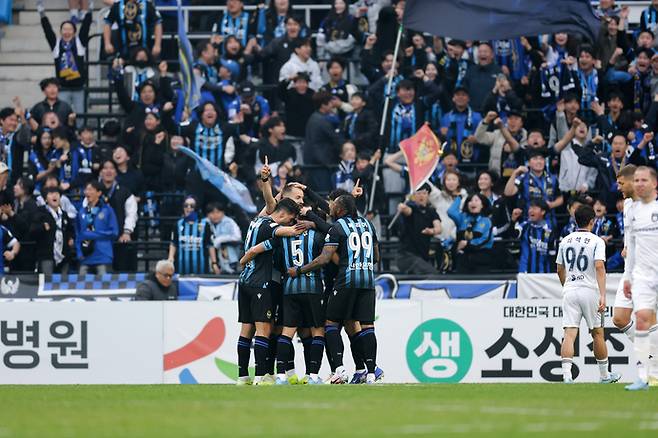인천축구전용경기장서 11일 열린 K리그1 7라운드 경기서 인천 무고사가 울산을 상대로 동점골을 성공시킨후 동료들과 함께 세리머니를 하고 있다. 사진=한국프로축구연맹