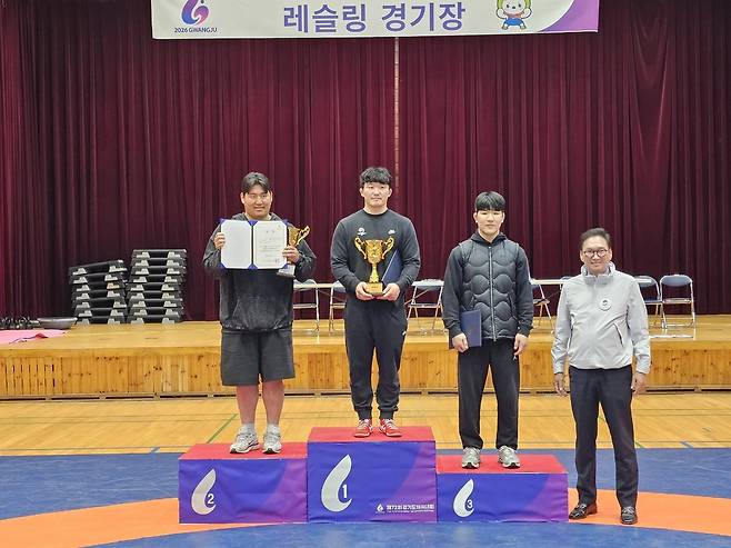 11일 광주시 동원대 체육관에서 사전경기로 열린 제72회 경기도체육대회 2026 광주 레슬링 종목에서 1부 우승을 차지한 평택시 대표(왼쪽 두번째)가 공동 2위 수원시·파주시, 박종근 평택시체육회장(오른쪽)과 기념사진을 찍고 있다. <정민수 기자>