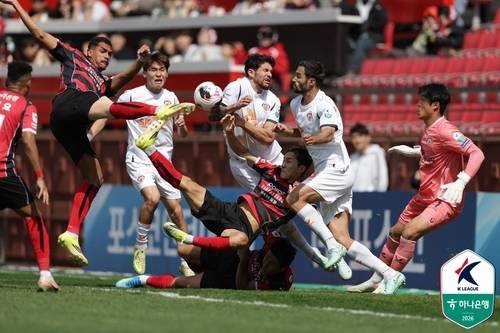 ▲ 포항이 11일 포항스틸야드에서 열린 제주와의 하나은행 K리그1 7라운드 경기에서 0-2로 무릎을 꿇었다. 포항 조르지(왼쪽)의 슈팅 장면. 한국프로축구연맹 제공.