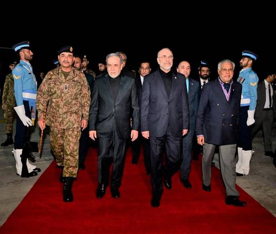 모하마드 바게르 갈리바프 이란 의회 의장과 아바스 아라그치 외무장관 등 이란 대표단이 현지시간 10일 파키스탄 이슬라마바드에 도착한 모습. 〈사진=로이터 연합뉴스〉