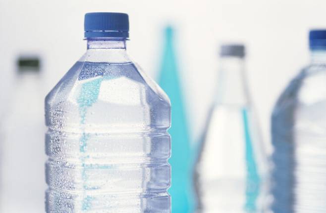 생수 한 병에는 수십만 개 수준의 미세플라스틱이 포함될 수 있다. 사진=클립아트코리아