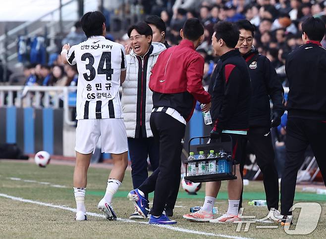 김기동 FC서울 감독과 송민규. ⓒ 뉴스1 김민지 기자