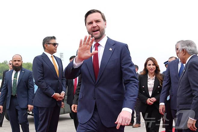 JD 밴스 미국 부통령이 11일 이란과의 협상 장소인 파키스탄 이슬라마바드에 도착해 취재진들을 향해 손을 흔들어 주고 있다. 2026.4.11 ⓒ 로이터=뉴스1