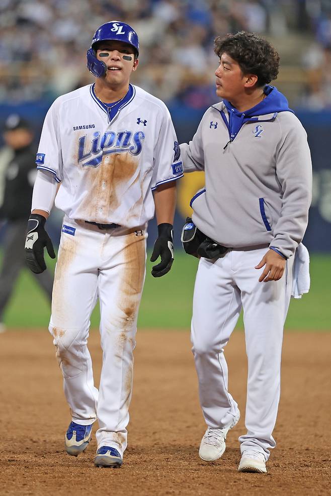 삼성 김영웅(왼쪽)이 10일 대구삼성라이온즈파크에서 열린 2026 KBO리그 정규시즌 NC와 경기에서 8회말 도루 과정에서 햄스트링 부상을 당한 후 교체되고 있다. 사진 | 삼성 라이온즈