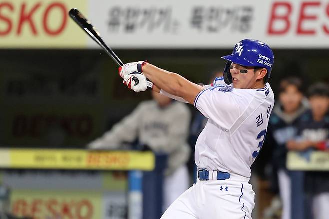 삼성 김영웅이 10일 대구삼성라이온즈파크에서 열린 2026 KBO리그 정규시즌 NC와 경기에서 타격하고 있다. 사진 | 삼성 라이온즈