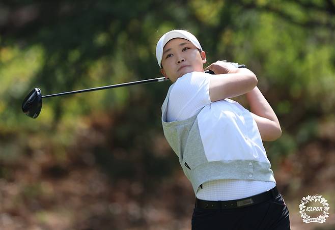 김민솔이 11일 열린 iM금융오픈 3라운드 4번 홀에서 티샷을 하고 있다. 사진 | KLPGA