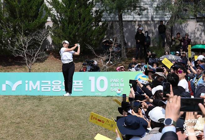 김민솔이 11일 열린 iM금융오픈 3라운드 11번 홀에서 티샷을 하고 있다. 사진 | KLPGA
