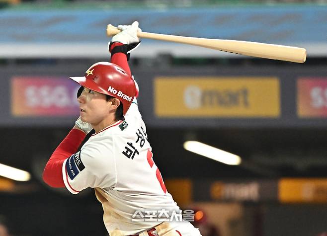 SSG 박성한이 2일 문학구장에서 열린 2026 KBO리그 키움과 경기 3회초 무사 2루 상황에서 키움 선발 정현우를 상대로 1타점 2루타를 치고 있다. 문학 | 박진업 기자 upandup@sportsseoul.com