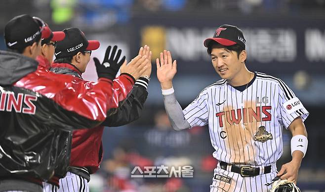 LG 박해민이 2일 서울 잠실구장에서 열린 2026 KBO리그 KIA전 승리 후 염경엽 감독과 하이파이브를 하고 있다. 잠실 | 최승섭기자 thunder@sportsseoul.com