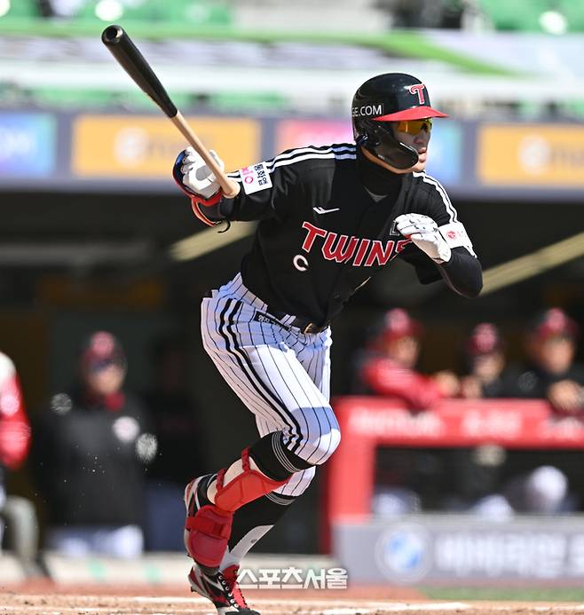 LG 박해민이 19일 인천 SSG랜더스필드에서 열린 2026 KBO리그 시범경기 SSG전 2회초 1사1,3루 내야땅볼을 치고 있다. 문학 | 최승섭기자 thunder@sportsseoul.com