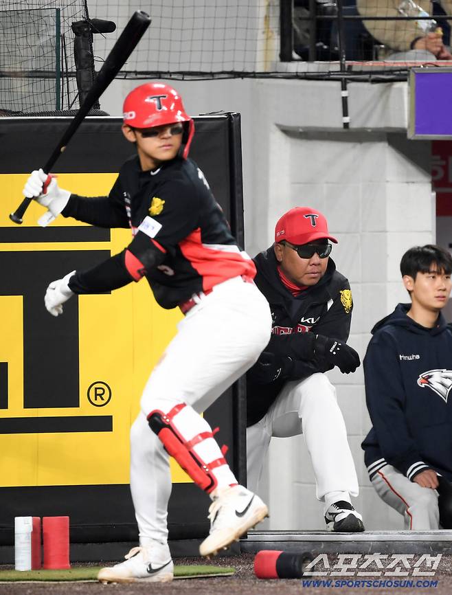 앞선 타석 안타가 없던 4번 타자 김도영은 쉬지 않고 상대 투수를 바라보며 타이밍을 맞췄다.