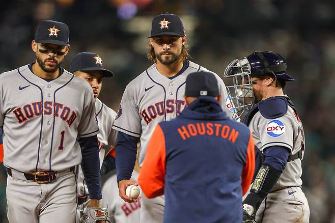 SEATTLE, WASHINGTON - APRIL 10: Ryan Weiss #51 of the Houston Astros is pulled from the game during the fifth inning against the Seattle Mariners at T-Mobile Park on April 10, 2026 in Seattle, Washington. Jack Compton/Getty Images/AFP (Photo by Jack Compton / GETTY IMAGES NORTH AMERICA / Getty Images via AFP)
<저작권자(c) 연합뉴스, 무단 전재-재배포, AI 학습 및 활용 금지>