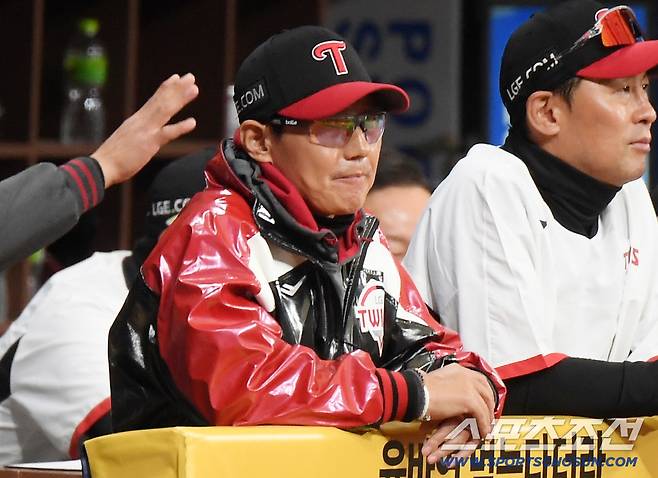 5일 서울 고척스카이돔에서 열린 LG-키움전. LG 염경엽 감독이 경기를 지켜보고 있다. 정재근 기자 cjg@sportschosun.com/2026.4.5/