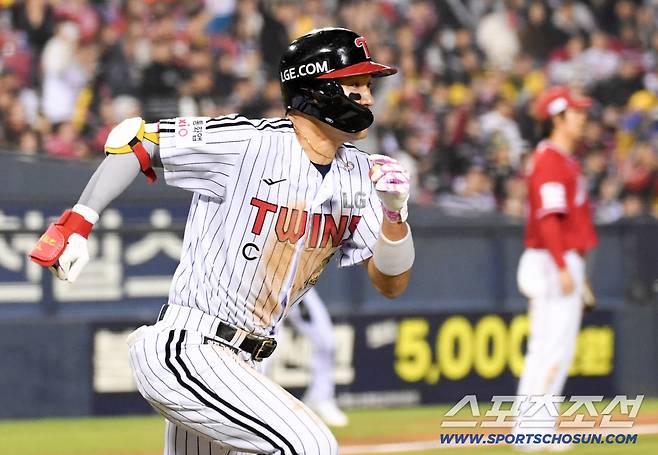 11일 잠실구장에서 열린 LG와 SSG의 경기. 8회말 무사 1,2루 LG 박해민이 역전 적시타를 날린 뒤 환호하고 있다. 잠실=박재만 기자 pjm@sportschosun.com/2026.04.11/