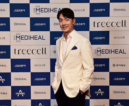 시상식에 모델처럼 등장한 홍순상.