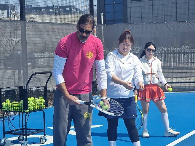 시범을 보이고 있는 곤잘로 코치