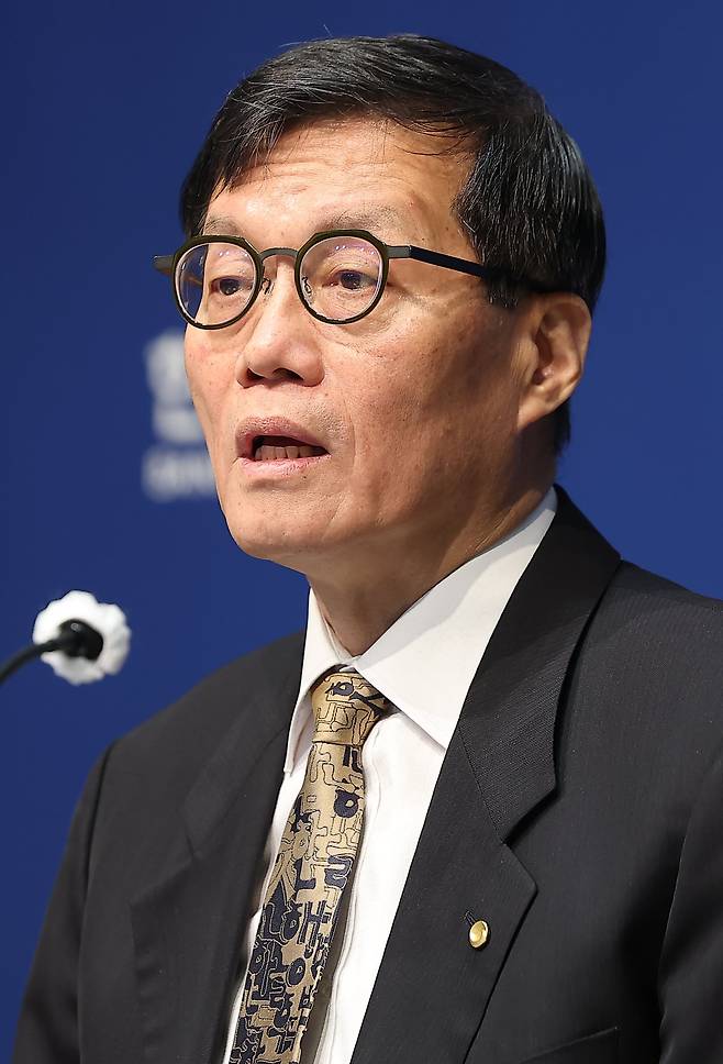 이창용 한국은행 총재가 10일 서울 중구 한국은행에서 열린 통화정책방향 기자간담회에서 한글 자음과 모음이 새겨진 금색 넥타이를 매고 발언하는 모습. /뉴시스, 사진공동취재단