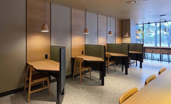 스타벅스 한양대에리카점 포커스 존 모습. 카공족을 위한 1인 칸막이석을 갖췄다. /스타벅스