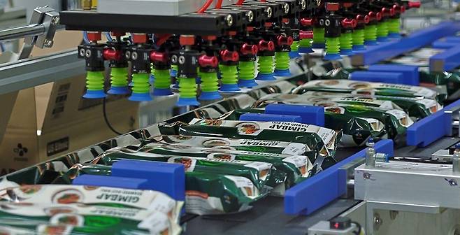 CJ제일제당이 진천 공장에 구축한 김밥 자동화 생산시설. /CJ제일제당