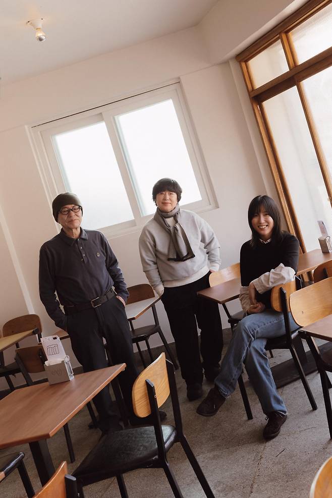 서울 서대문구 연희동에서 선술집을 운영하는 최윤선(오른쪽)씨 가족. 왼쪽은 아버지 최철균씨, 가운데는 어머니 김민자씨.