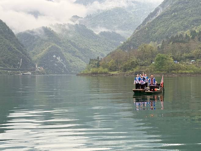 중국 구이저우성 우장강에서 소수민족 주민들이 배를 타고 노래를 부르고 있다. /서일원 기자