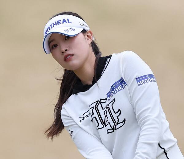 2026년 한국여자프로골프(KLPGA) 투어 iM금융오픈에 출전한 안지현 프로가 2라운드에서 경기하는 모습이다. 사진제공=KLPGA (사진을 무단으로 사용하지 마십시오.)