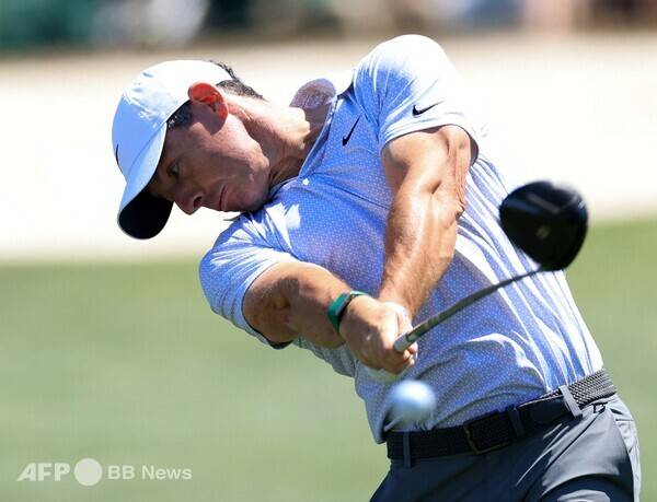 2026년 남자골프 메이저 대회 마스터스 토너먼트에 출전한 미국프로골프(PGA) 투어 멤버인 디펜딩 챔피언 로리 맥길로이(북아일랜드)가 2라운드에서 경기하는 모습이다. 사진제공=ⓒAFPBBNews = News1 (사진을 무단으로 사용하지 마십시오.)